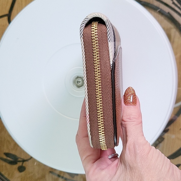 Like New Burberry House Check Derby Leather Elmore Wallet - Picture 8 of 12